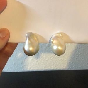 Baroque pearl ear clips